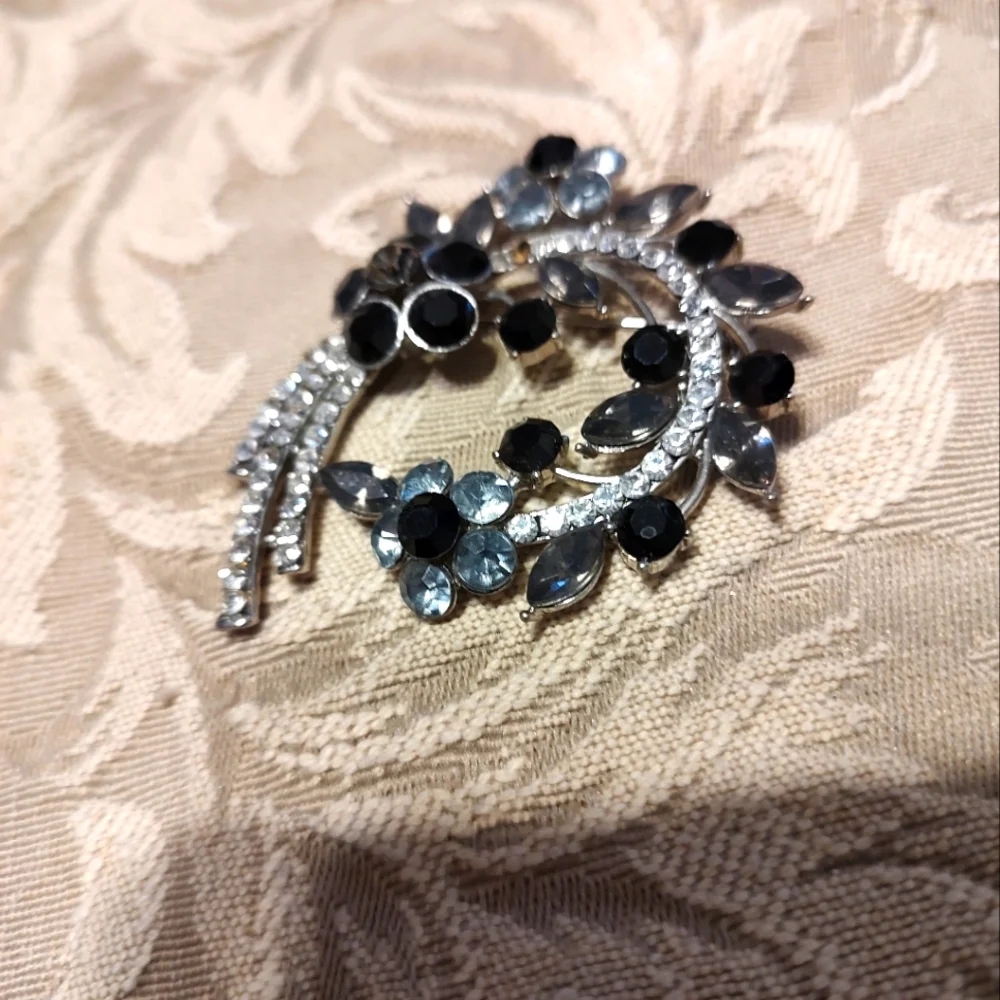 🖤🩶🤍 Sultry Vintage 90's Art Deco Nouveau Rhinestone Brooch - Picture 6 of 11